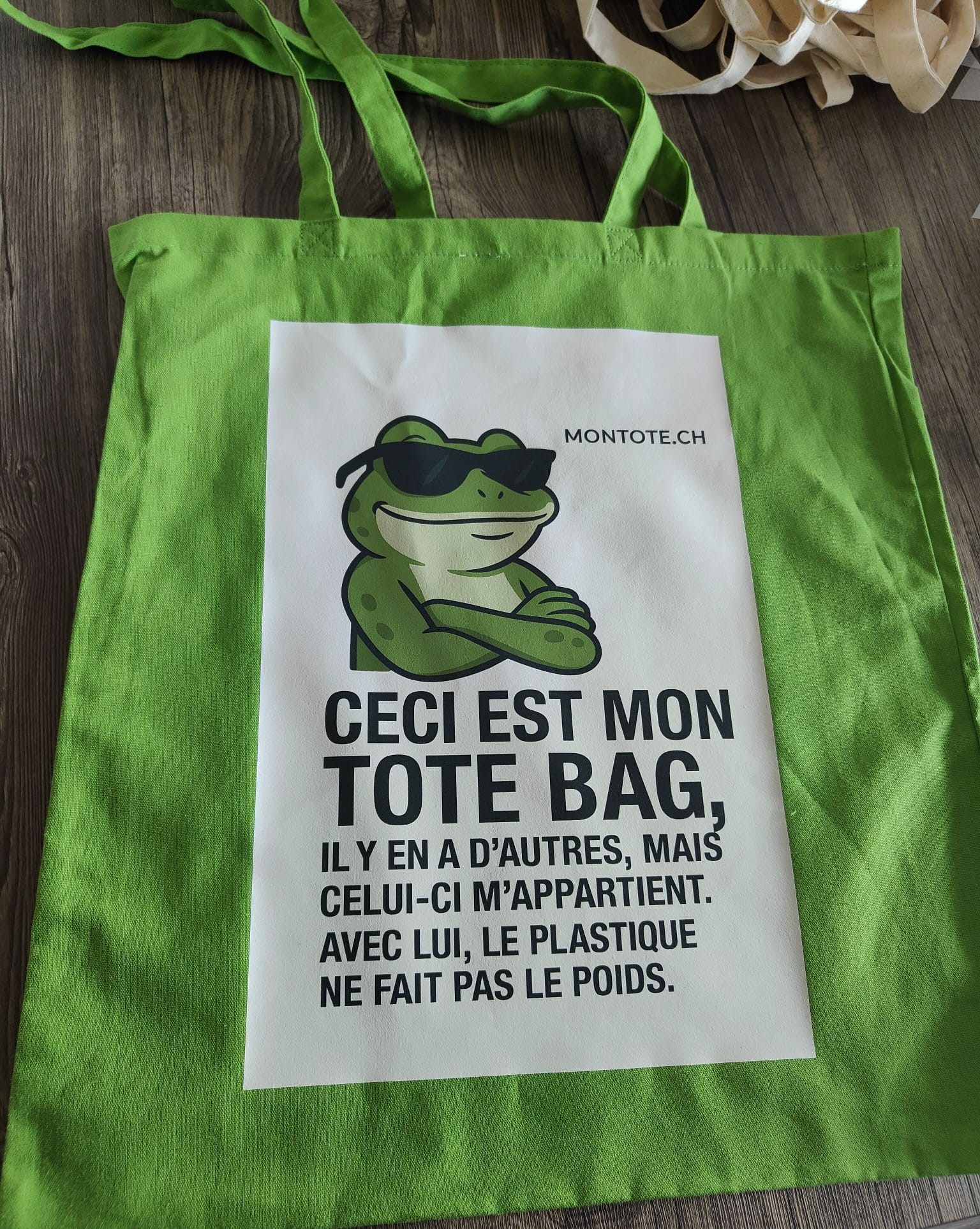 Tote bag personnalisé Suisse – illustration grenouille humour, impression numérique (tote bag suisse)