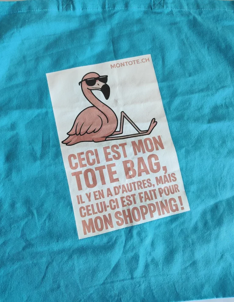 Tote bag bleu turquoise avec flamant rose et texte humoristique imprimé par MonTote.ch — design graphique personnalisé en Suisse