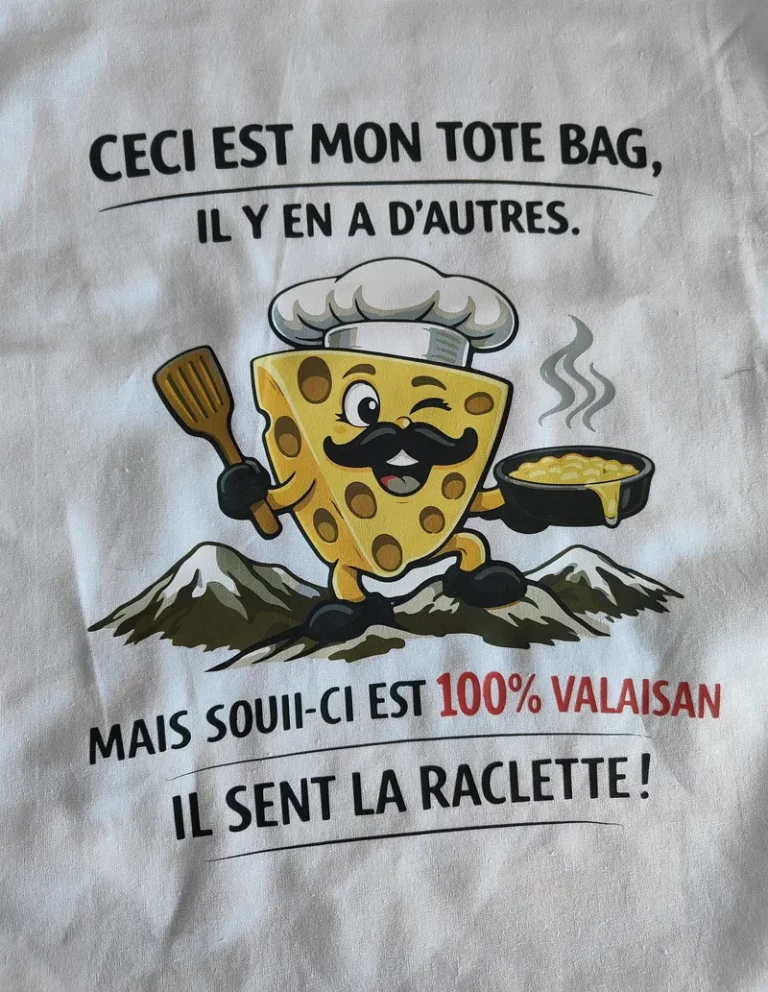 Tote bag blanc en coton bio avec mascotte fromage valaisan et montagnes — impression textile humoristique par MonTote.ch, Valais, Suisse