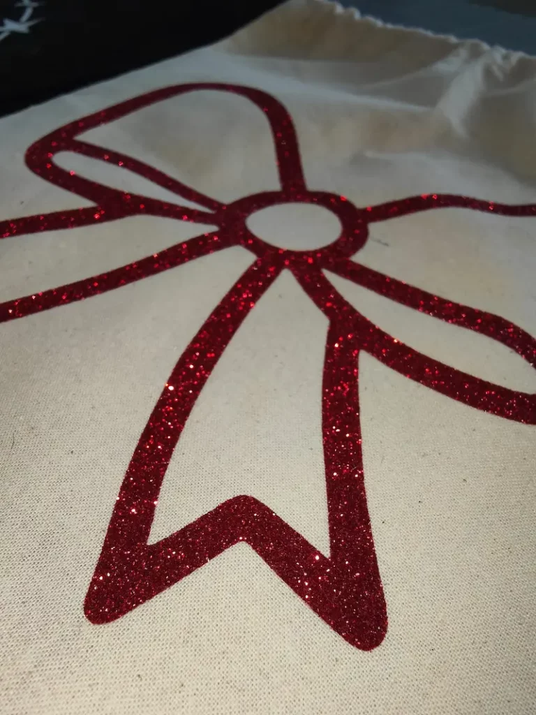 Sac en coton naturel avec noeud en paillettes rouges scintillantes — tote bag cadeau personnalisé en Suisse romande par MonTote.ch