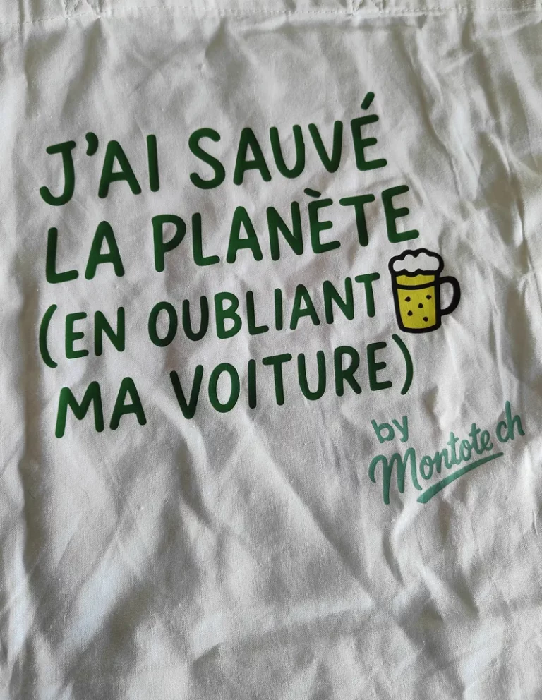Tote bag blanc en coton bio avec texte humoristique écolo et bière — sac éco-responsable personnalisé par MonTote.ch en Suisse