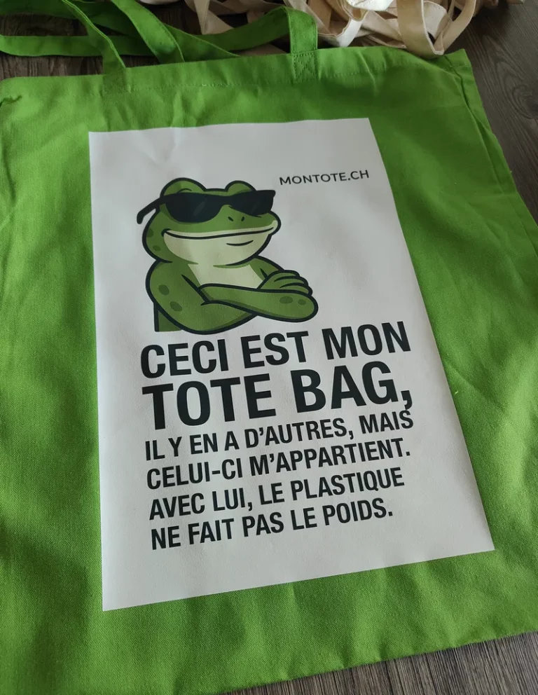 Tote bag vert pomme en coton bio avec mascotte grenouille et texte anti-plastique — sac personnalisé FTMPub x MonTote.ch en Suisse